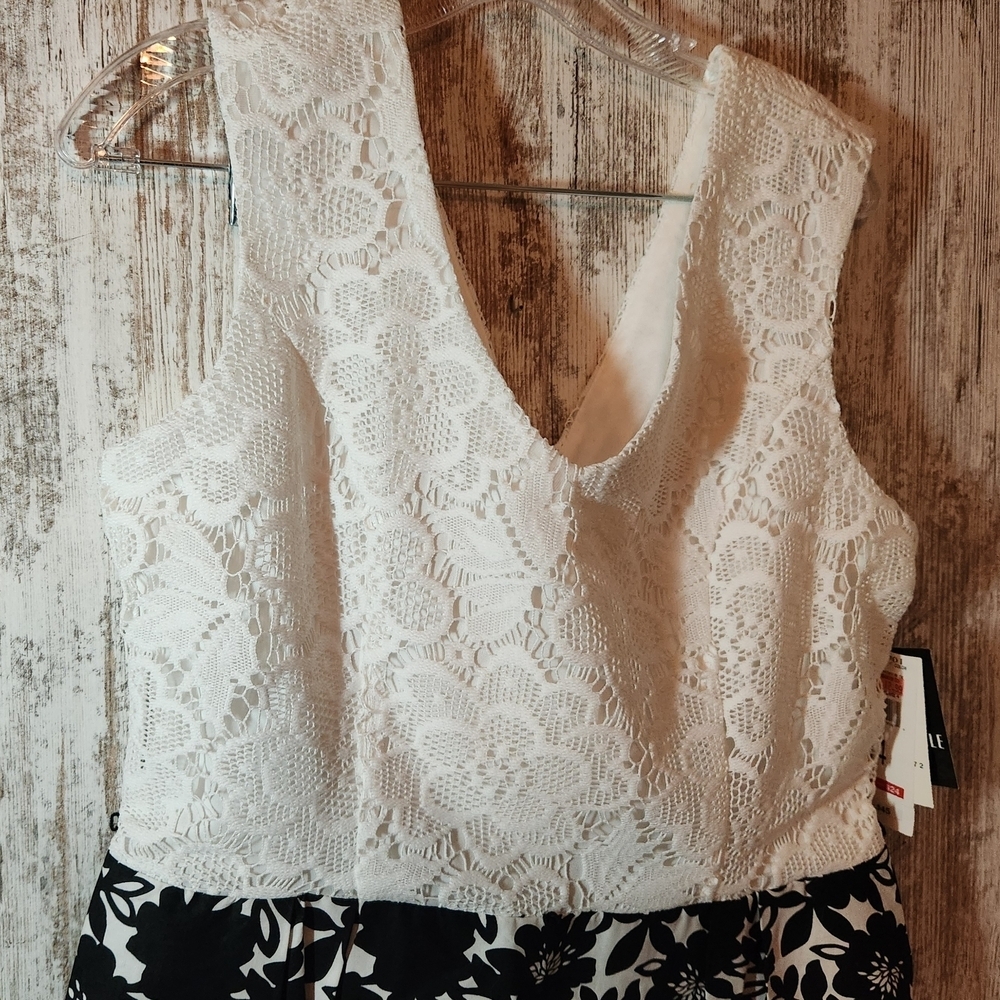 Chic Black and White Floral Lace Midi Dress - Picture 4 of 9